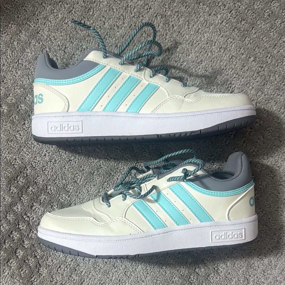 Adidas Kids Sneakers in Cream and Blue Y6